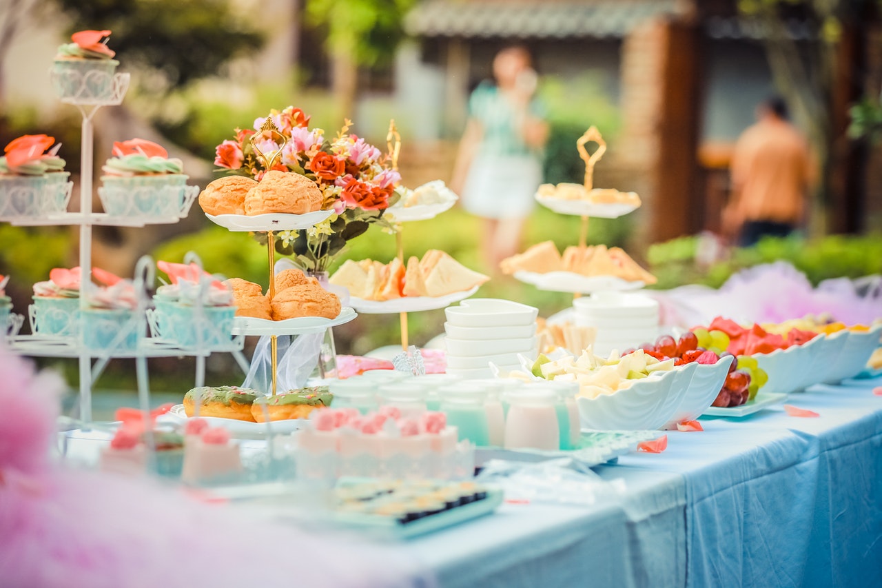 How to Decorate Tables for a Summer Wedding